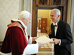 Il Santo Padre riceve il nuovo ambasciatore d'Italia presso la Santa Sede